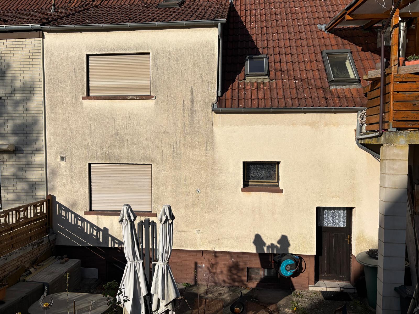 Fassade mit Grauschleier und Algenbefall vor der Reinigung